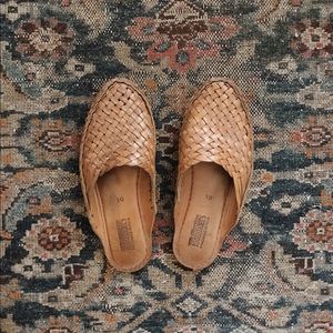 Mohinders woven leather slides